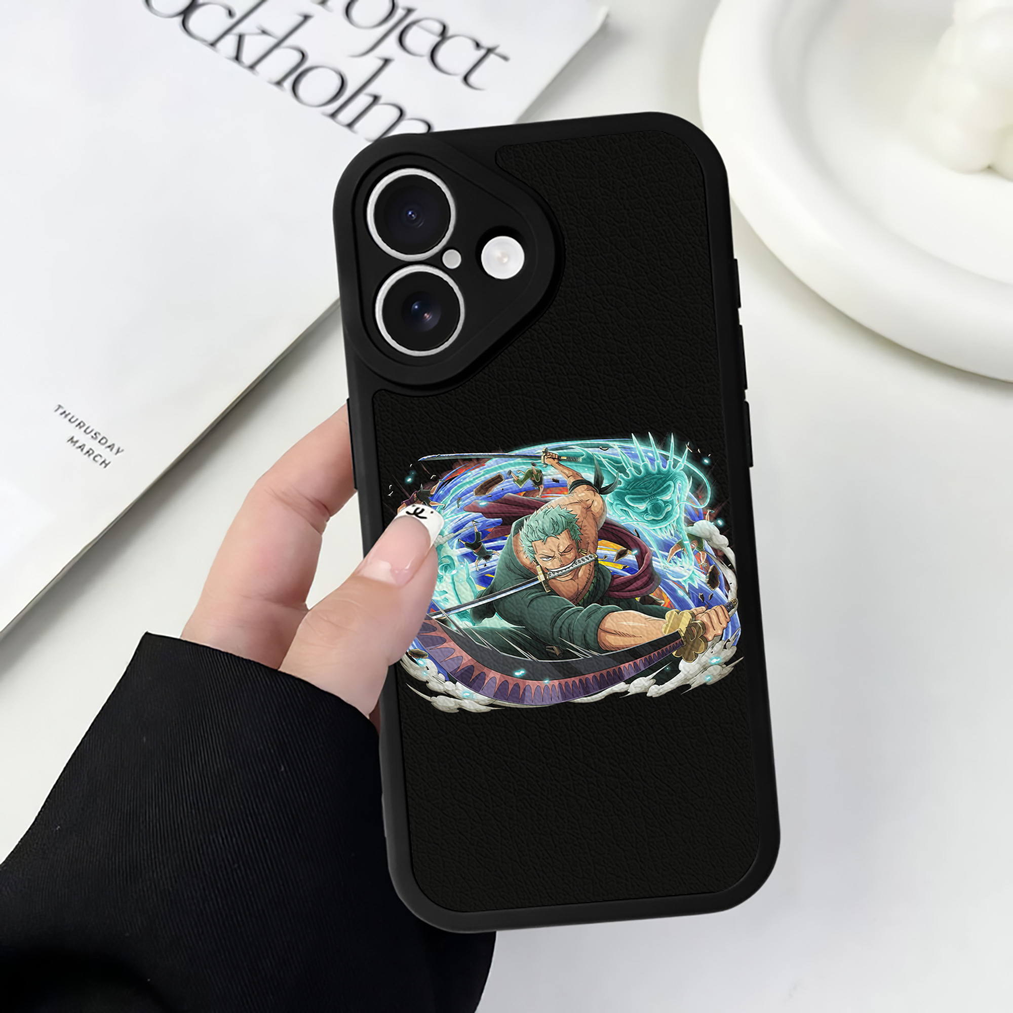 （画像用） ワンピース ロロノア・ゾロ ONE PIECE Roronoa Zoro 【iPhone 16シリーズ対応】シリコンスマホケース（レザー調） 材質：シリコン
